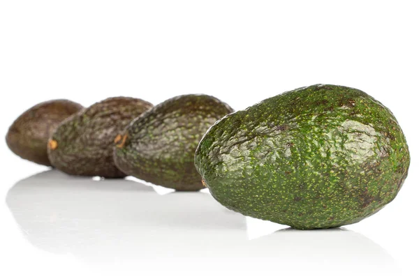 Aguacate verde fresco aislado sobre blanco — Foto de Stock