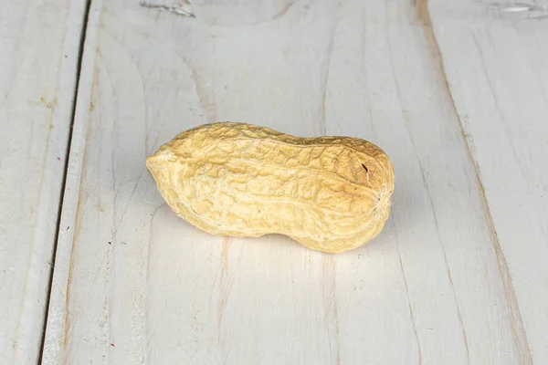 Kacang beige lezat di atas kayu abu-abu — Stok Foto