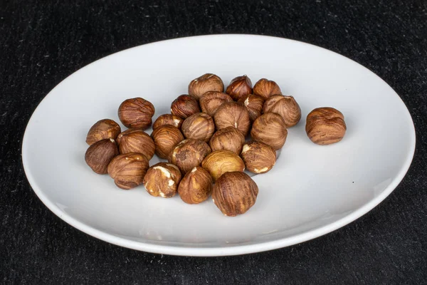 Chutný hnědý lískový ořech na šedém kameni — Stock fotografie