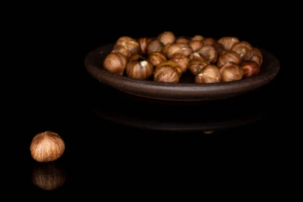 Lekkere bruine hazelnoot geïsoleerd op zwart glas — Stockfoto