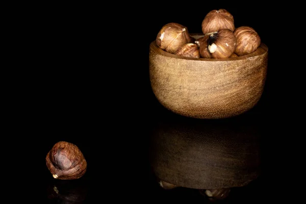Смачний коричневий лісовий горіх ізольований на чорному склі — стокове фото