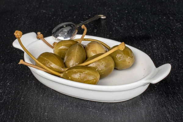 Cappero marinato verde su pietra grigia — Foto Stock