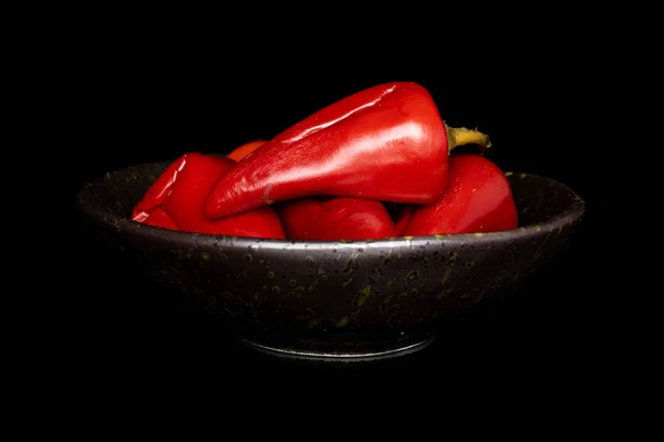 Hot ingemaakte peper geïsoleerd op zwart glas — Stockfoto