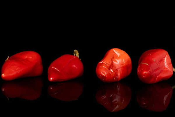 Ζεστό πιπέρι τουρσί απομονώνονται σε μαύρο γυαλί — Φωτογραφία Αρχείου