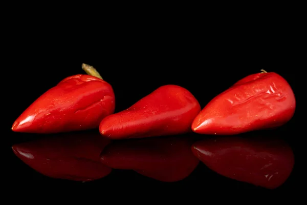 Pepe sottaceto caldo isolato su vetro nero — Foto Stock