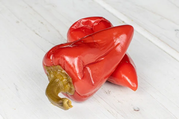 Ζεστό πιπέρι τουρσί σε γκρι ξύλο — Φωτογραφία Αρχείου