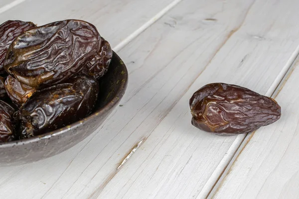 Fruta de data seca em madeira cinzenta — Fotografia de Stock