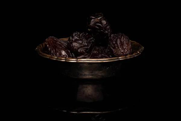 검은 유리 위에 격리시켜 놓은 말린 과일 — 스톡 사진