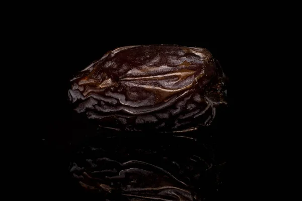 Fekete üvegen izolált szárított datolyagyümölcs — Stock Fotó