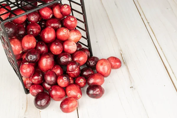 Arándano rojo fresco sobre madera gris — Foto de Stock