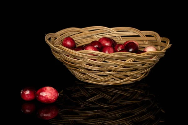 Canneberge rouge fraîche isolée sur verre noir — Photo