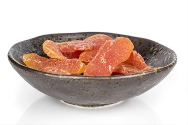 Kurutulmuş turuncu papaya beyaza izole edilmiş.