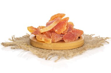 Kurutulmuş turuncu papaya beyaza izole edilmiş.