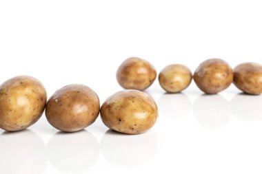 Tiramisu badem fıstığı beyaza izole edilmiş.