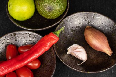 Gri taşın üzerindeki Guacamole malzemesi