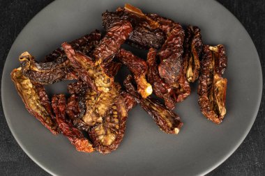 Gri taşta güneşte kurutulmuş domates