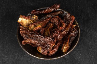 Gri taşta güneşte kurutulmuş domates