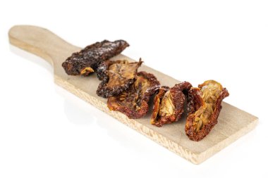 Güneşte kurutulmuş domates beyazda izole edilmiş.