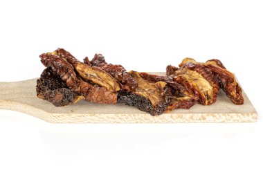 Güneşte kurutulmuş domates beyazda izole edilmiş.