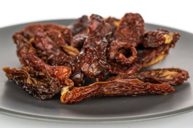 Güneşte kurutulmuş domates beyazda izole edilmiş.