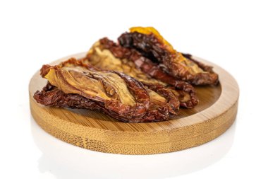 Güneşte kurutulmuş domates beyazda izole edilmiş.