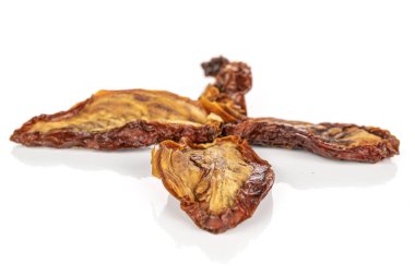 Güneşte kurutulmuş domates beyazda izole edilmiş.