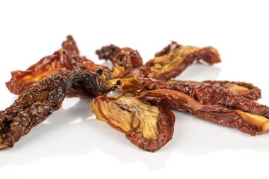 Güneşte kurutulmuş domates beyazda izole edilmiş.