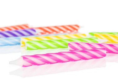 Doğumgünü pastası mumu beyaza izole edilmiş.