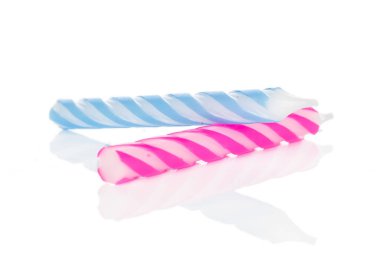 Doğumgünü pastası mumu beyaza izole edilmiş.