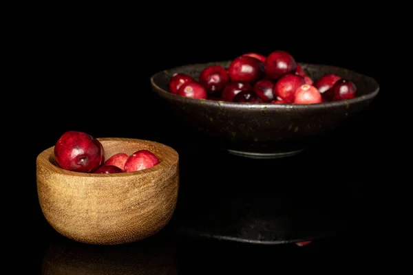 Cranberry vermelho fresco isolado em vidro preto — Fotografia de Stock