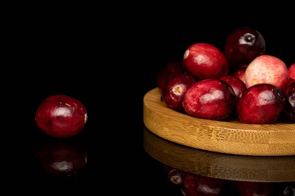 Cranberry vermelho fresco isolado em vidro preto — Fotografia de Stock