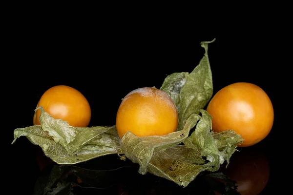 Physalis laranja fresco isolado em vidro preto — Fotografia de Stock