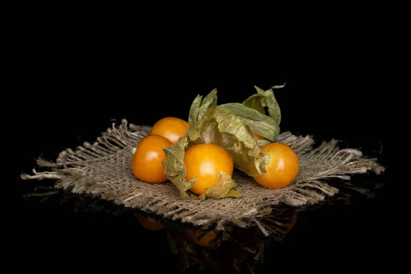 Physalis laranja fresco isolado em vidro preto — Fotografia de Stock