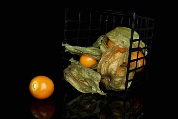 Physalis laranja fresco isolado em vidro preto — Fotografia de Stock