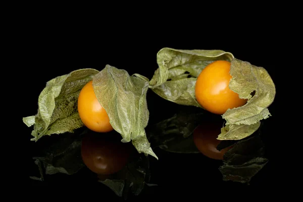 Physalis laranja fresco isolado em vidro preto — Fotografia de Stock