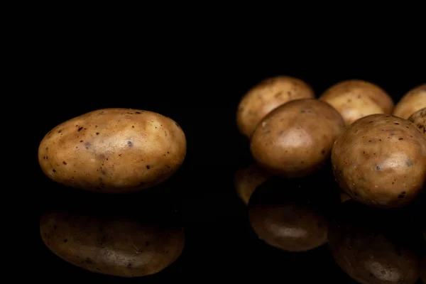 Tuerca de almendra Tiramisu aislada en vidrio negro — Foto de Stock