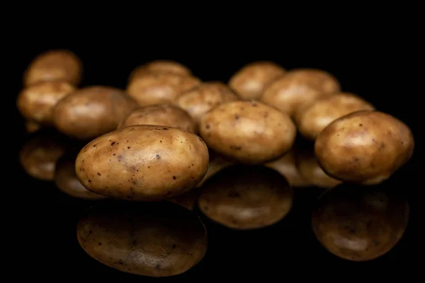 Tuerca de almendra Tiramisu aislada en vidrio negro — Foto de Stock