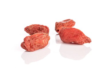Kurumuş kırmızı goji beyazı izole etmiş.