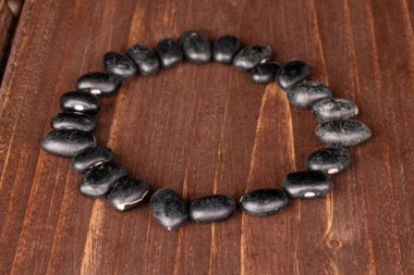 Kahverengi ağaçta kurumuş siyah fasulye.