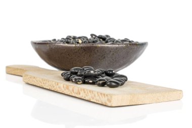 Kurumuş siyah fasulye beyazda izole edilmiş.