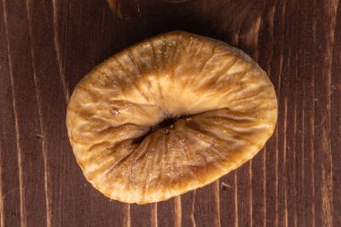 Kahverengi ağaçta kurutulmuş incir meyvesi.