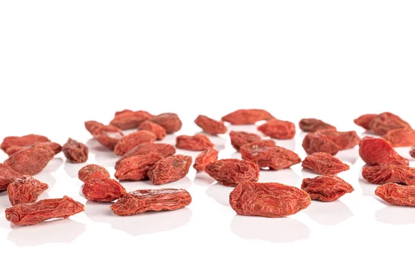 Красный сушеный годжи изолирован на белом — стоковое фото