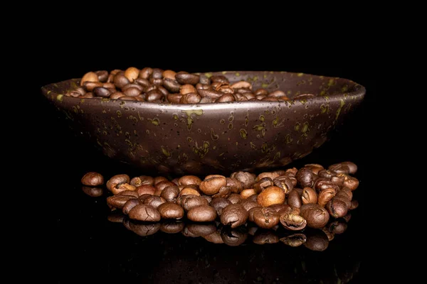 Свіжі кавові зерна ізольовані на чорному склі — стокове фото