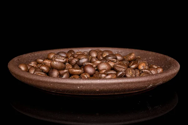 Grão de café fresco isolado em vidro preto — Fotografia de Stock