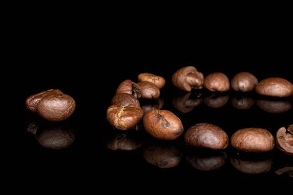 Verse koffieboon geïsoleerd op zwart glas — Stockfoto