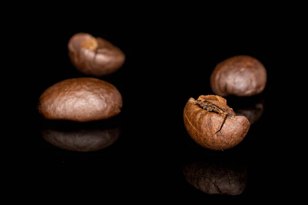 Свіжі кавові зерна ізольовані на чорному склі — стокове фото