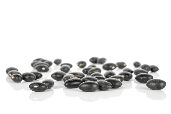Gedroogde zwarte boon geïsoleerd op wit — Stockfoto