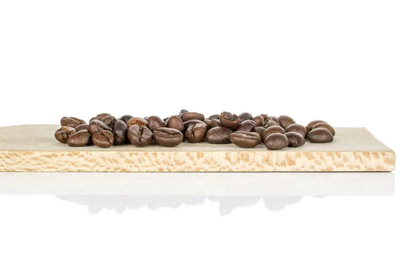 Grão de café fresco isolado em branco — Fotografia de Stock