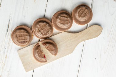 Gri tahtada çikolatalı bisküvi