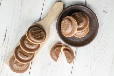 Gri tahtada çikolatalı bisküvi